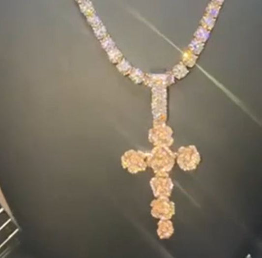 Beautiful cross pendant with Cuban link